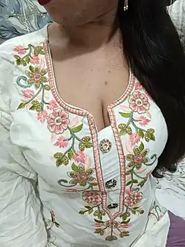 Snapshot of Haniya-143 chatting on June 25, 10:47 pm Haniya-143 online show from June 25, 10:47 pm