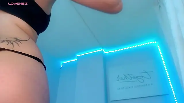 Snapshot of cami_fire chatting on December 18, 11:08 pm cami fire online show from December 18, 11:08 pm