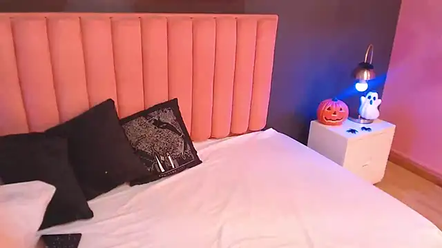 CrystalWoods94 online show from October 31, 1:56 pm