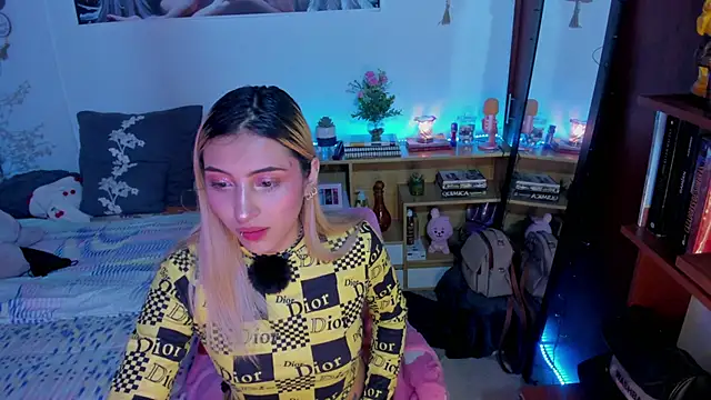 cuteweed420 online show from April 10, 11:09 pm