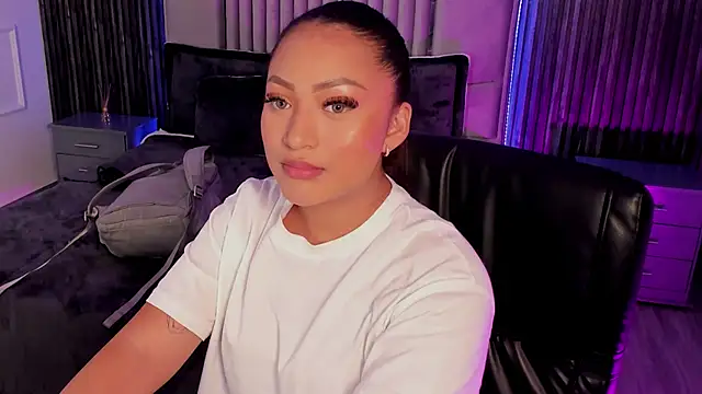 Snapshot of Lillyortiz chatting on February 13, 10:33 pm Lillyortiz online show from February 13, 10:33 pm