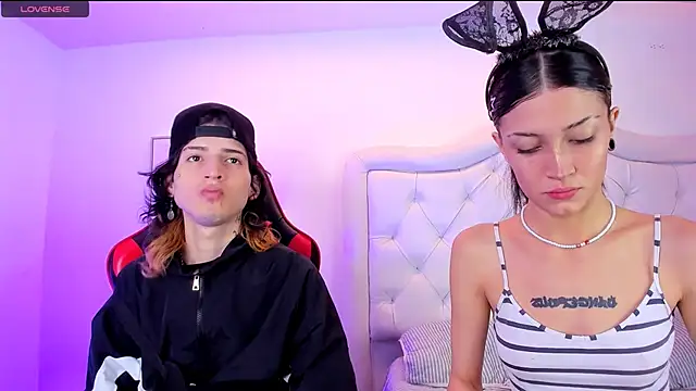 Snapshot of sett_and_gwen chatting on December 13, 7:53 pm sett and gwen online show from December 13, 7:53 pm