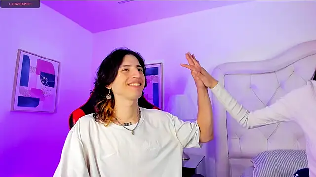 Snapshot of sett_and_gwen chatting on December 15, 8:15 pm sett and gwen online show from December 15, 8:15 pm