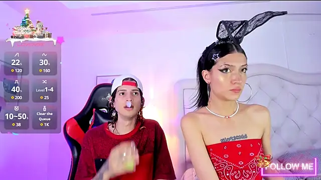 Snapshot of sett_and_gwen chatting on December 18, 11:30 pm sett and gwen online show from December 18, 11:30 pm