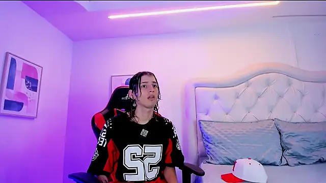 Snapshot of sett_and_gwen chatting on December 19, 9:06 pm sett and gwen online show from December 19, 9:06 pm