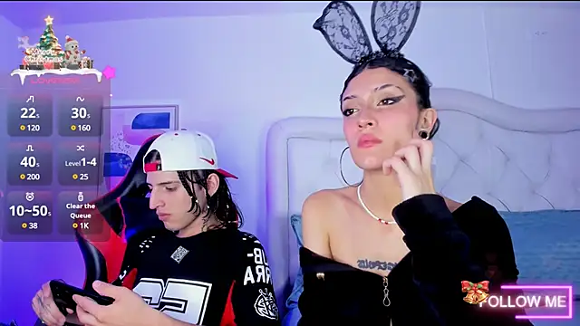 Snapshot of sett_and_gwen chatting on December 20, 12:30 am sett and gwen online show from December 20, 12:30 am