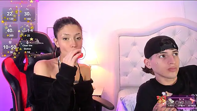 Snapshot of sett_and_gwen chatting on December 30, 4:20 am sett and gwen online show from December 30, 4:20 am