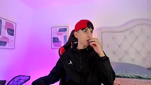 Snapshot of sett_and_gwen chatting on January 2, 4:20 am sett and gwen online show from January 2, 4:20 am