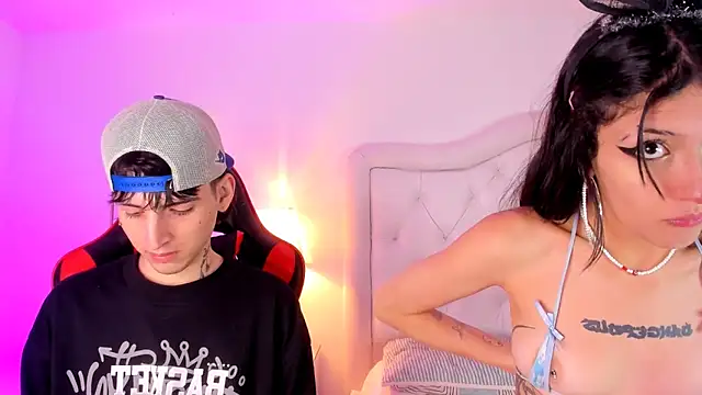 Snapshot of sett_and_gwen chatting on January 19, 5:15 am sett and gwen online show from January 19, 5:15 am