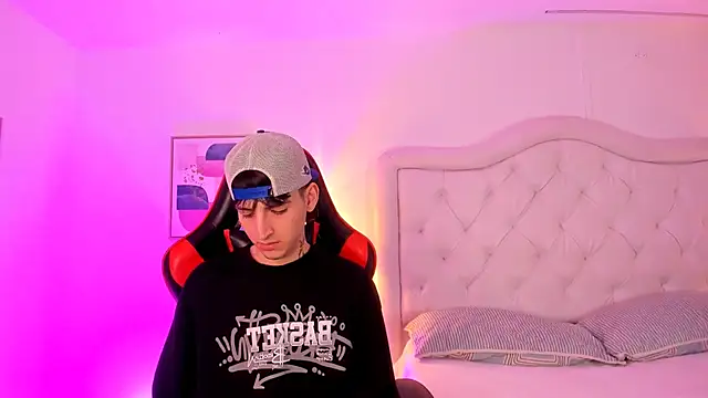 Snapshot of sett_and_gwen chatting on January 19, 9:11 am sett and gwen online show from January 19, 9:11 am