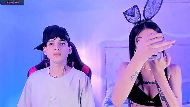 Snapshot of sett_and_gwen chatting on February 9, 4:25 am sett and gwen online show from February 9, 4:25 am