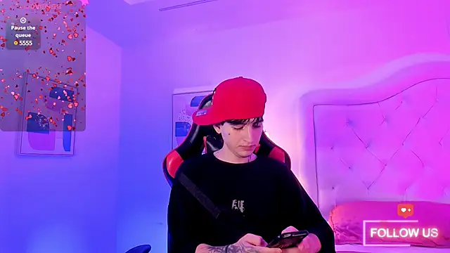 Snapshot of sett_and_gwen chatting on February 22, 8:20 pm sett and gwen online show from February 22, 8:20 pm