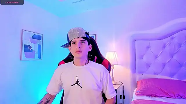 Snapshot of sett_and_gwen chatting on February 23, 11:04 pm sett and gwen online show from February 23, 11:04 pm