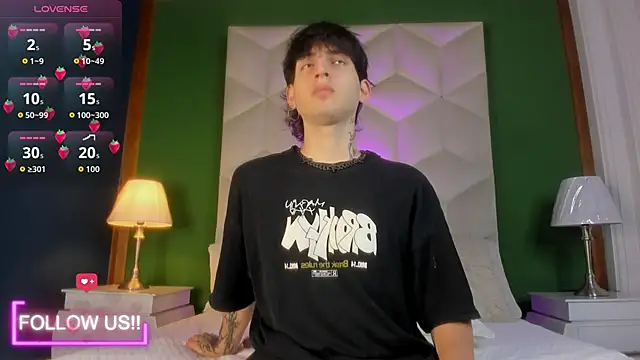 Snapshot of sett_and_gwen chatting on October 17, 3:53 am sett and gwen online show from October 17, 3:53 am