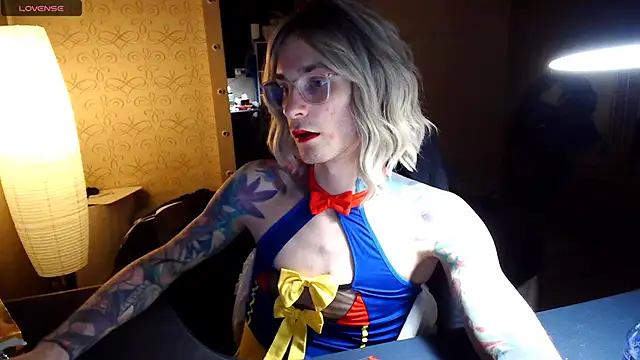 Snapshot of Julia_dolls chatting on November 28, 7:16 pm Julia dolls online show from November 28, 7:16 pm