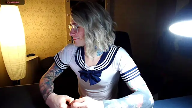 Snapshot of Julia_dolls chatting on December 15, 6:01 pm Julia dolls online show from December 15, 6:01 pm