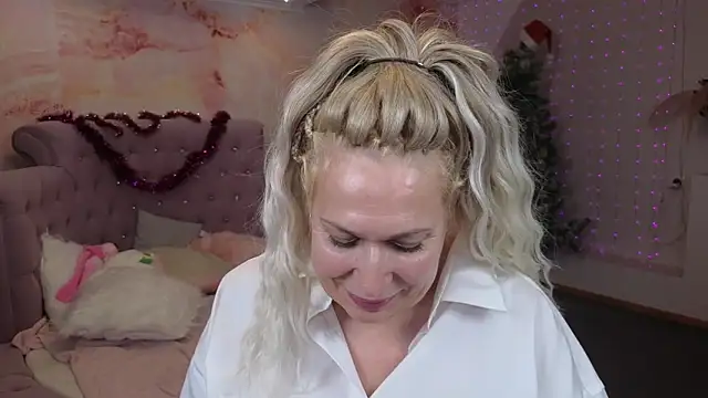 Snapshot of Penelope_Pinky chatting on December 28, 8:25 pm Penelope Pinky online show from December 28, 8:25 pm