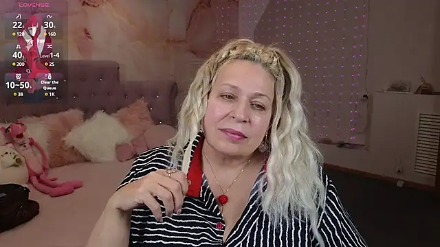 Snapshot of Penelope_Pinky chatting on February 3, 8:35 pm Penelope Pinky online show from February 3, 8:35 pm