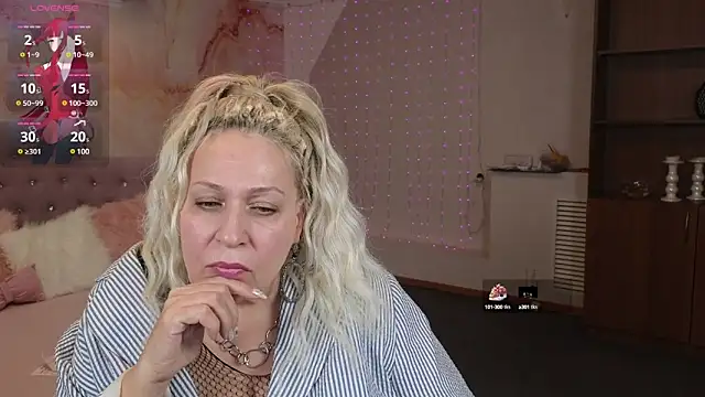 Snapshot of Penelope_Pinky chatting on February 6, 8:34 pm Penelope Pinky online show from February 6, 8:34 pm