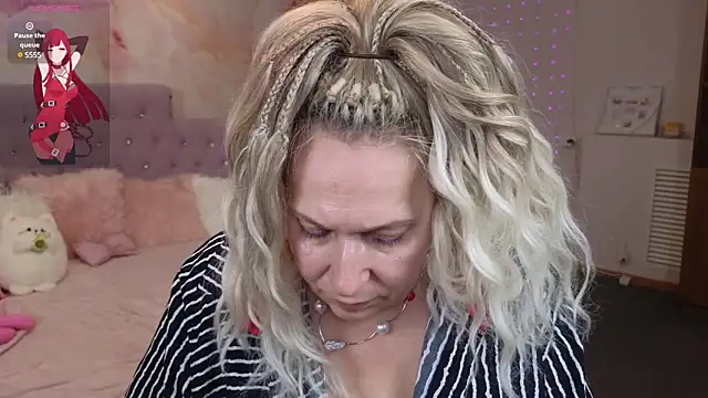 Snapshot of Penelope_Pinky chatting on February 10, 8:31 pm Penelope Pinky online show from February 10, 8:31 pm