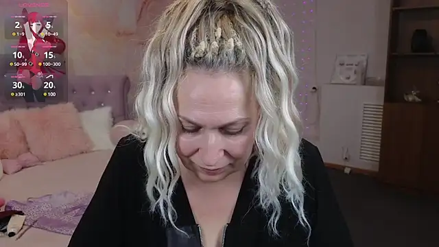 Snapshot of Penelope_Pinky chatting on February 11, 8:42 pm Penelope Pinky online show from February 11, 8:42 pm