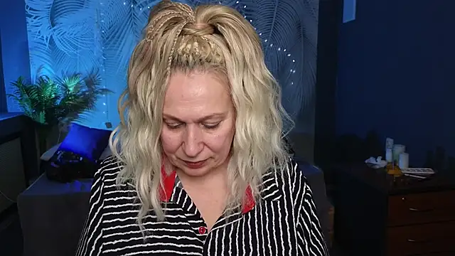 Snapshot of Penelope_Pinky chatting on February 15, 5:39 pm Penelope Pinky online show from February 15, 5:39 pm