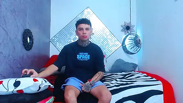 Snapshot of exotic_hot_couple chatting on February 24, 9:09 pm exotic hot couple online show from February 24, 9:09 pm