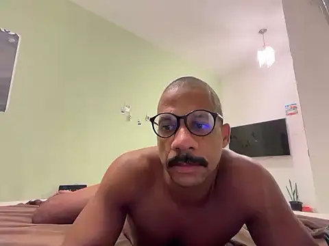 VHugoE online show from April 28, 9:31 pm