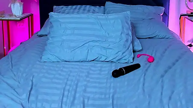 Curvy Dynamite  online show from March 10, 7:32 am