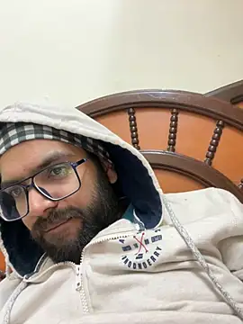 Snapshot of Arsh_Loves_Luv chatting on December 23, 3:33 pm Arsh Loves Luv online show from December 23, 3:33 pm