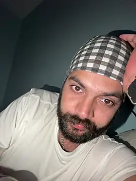 Snapshot of Arsh_Loves_Luv chatting on December 18, 11:05 am Arsh Loves Luv online show from December 18, 11:05 am