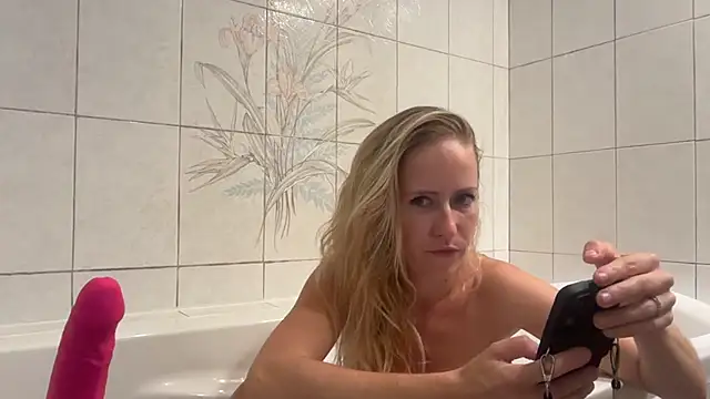 Snapshot of Emmy_frenchie chatting on September 21, 6:53 pm Emmy frenchie online show from September 21, 6:53 pm