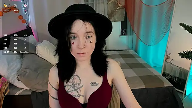 lilithlunna online show from October 28, 2:42 pm