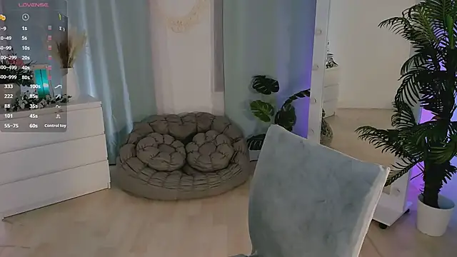 lilithlunna online show from November 15, 6:15 pm