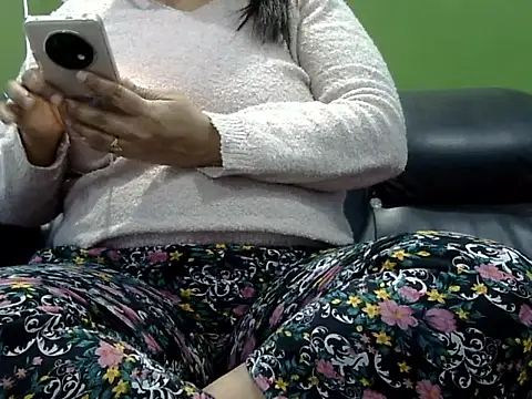 Housewife12 online show from January 29, 6:07 pm