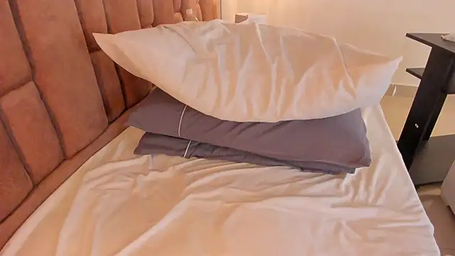 victoriaroyce1 online show from March 8, 4:50 pm