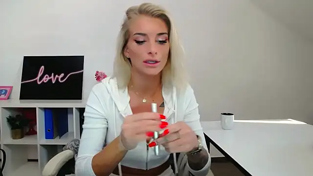 Lia Benini online show from February 4, 1:06 pm