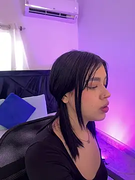 Lily Woodz online show from May 26, 7:10 pm