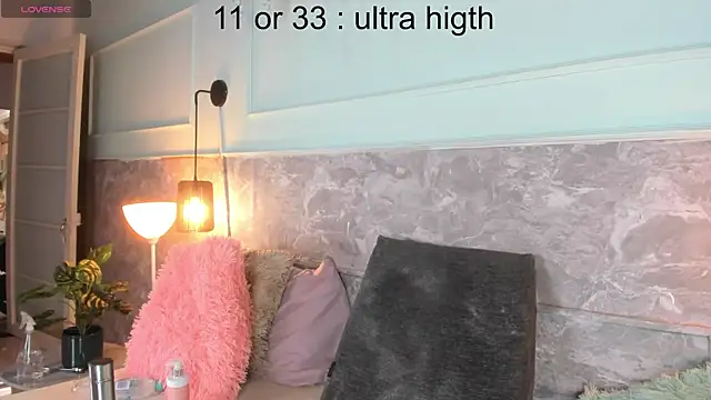 Snapshot of Little_lili19 chatting on April 24, 8:22 pm Little lili19 online show from April 24, 8:22 pm