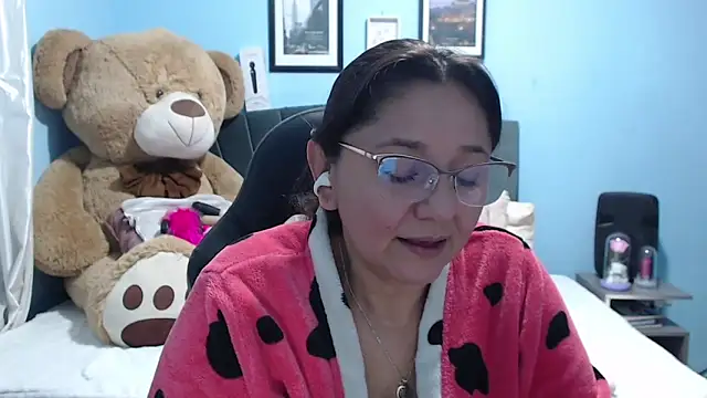 Snapshot of AngelRouss chatting on April 25, 1:52 am AngelRouss online show from April 25, 1:52 am