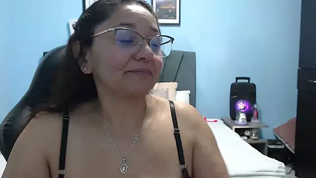 Snapshot of AngelRouss chatting on May 12, 2:52 am AngelRouss online show from May 12, 2:52 am