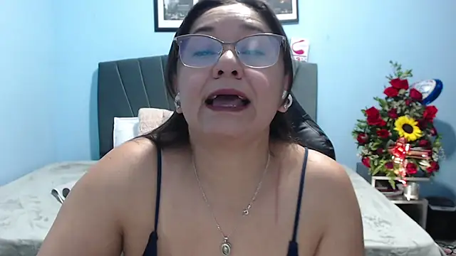 Snapshot of AngelRouss chatting on May 21, 12:50 am AngelRouss online show from May 21, 12:50 am