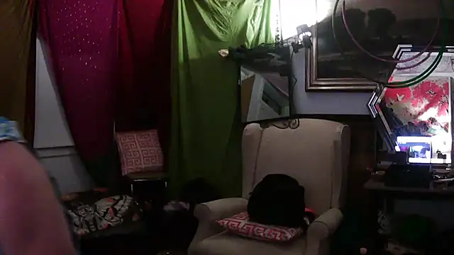 SilverandFox online show from March 6, 12:30 pm