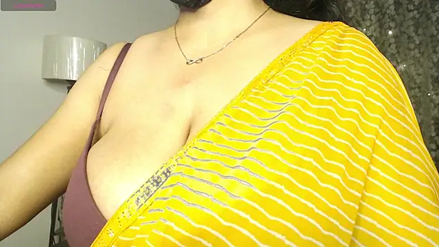 Snapshot of hot_menka chatting on February 10, 4:00 pm hot menka online show from February 10, 4:00 pm