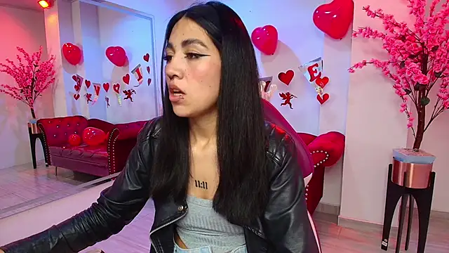 Snapshot of Leia_queens chatting on February 17, 5:32 pm Leia queens online show from February 17, 5:32 pm