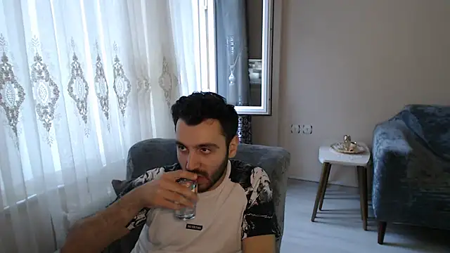 handsomeee04 online show from May 24, 4:17 am