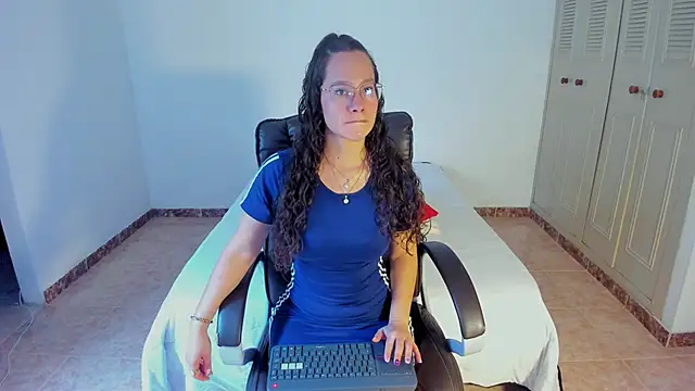 emmaTorres1 online show from February 11, 7:05 pm