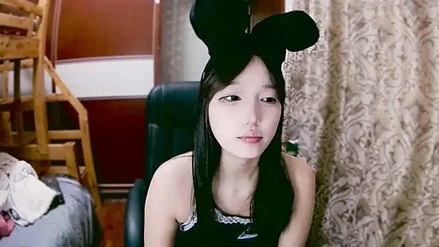 Snapshot of lulu-2002 chatting on December 26, 1:32 pm lulu-2002 online show from December 26, 1:32 pm