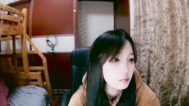 Snapshot of lulu-2002 chatting on January 6, 12:46 pm lulu-2002 online show from January 6, 12:46 pm