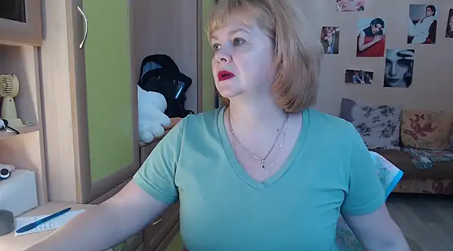 Snapshot of vixey_fox chatting on January 25, 12:05 pm vixey fox online show from January 25, 12:05 pm